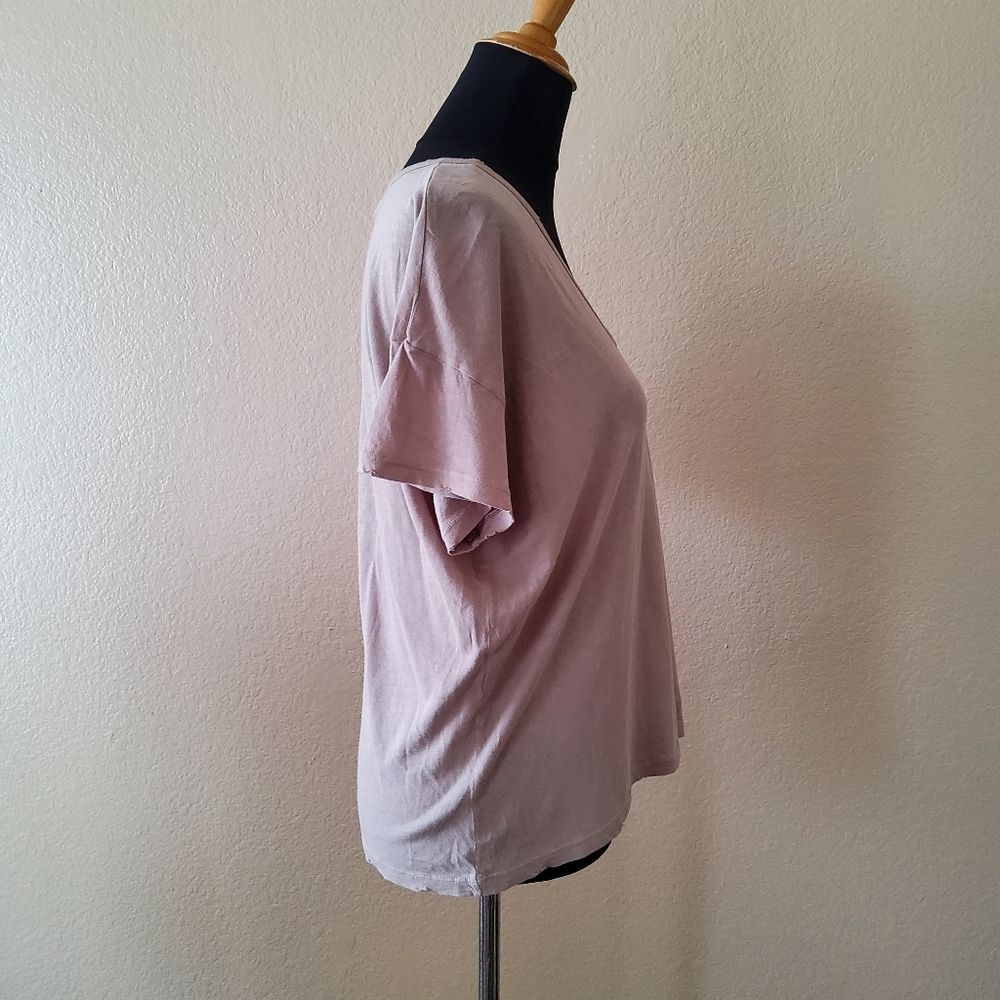 NWT Wildfox Chrissy V-Neck Tee in Atmosphere (Taupe) Size M - Picture 4 of 8